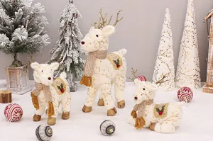 Set di ornamenti di renna in peluche di Natale per decorazioni con tessuto dorato.