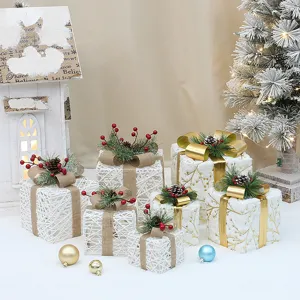 Ensemble de boîtes cadeaux de Noël en peluche et tressé, pommes de pin et baies pour déco
