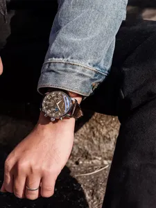 Detailaufnahme der WOKAI Herren Quarzarmbanduhr mit braunem Lederarmband und Zifferblatt.