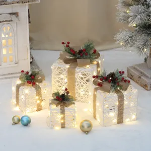 Ensemble de boîtes cadeaux en osier lumineux de Noël avec nœuds en jute pour déco de fête.