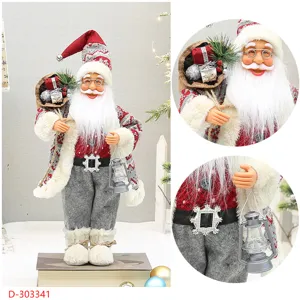 Primo piano della bambola di Babbo Natale in piedi con zaino, stivali da neve e lanterna.