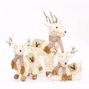 Grazioso set di tre renne natalizie in peluche con corna dorate e morbide sciarpe.