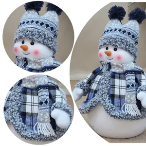 Vue rapprochée du bonhomme de neige en peluche avec détails de tissu et de bonnet.