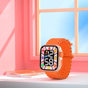 Primo piano dettagliato dell'orologio elettronico in silicone arancione con frutta.