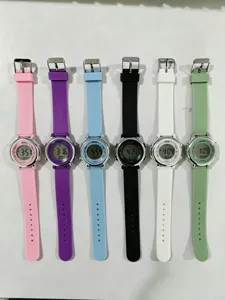 Dettaglio di orologio digitale in silicone con colori macaron e schermo chiaro.