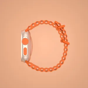 Vista laterale di uno smartwatch con cinturino in silicone arancione e dettaglio cassa.