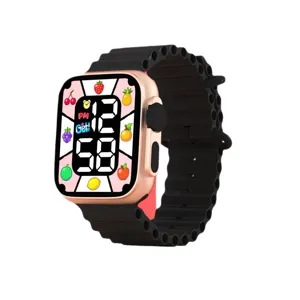 Orologio digitale per bambini con cassa quadrata oro rosa e cinturino in silicone nero.