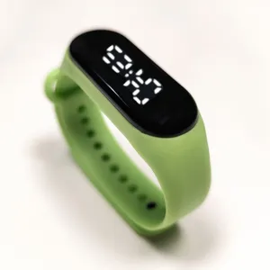 Montre de sport électronique LED en silicone vert détail, montre bracelet fashion étudiant.