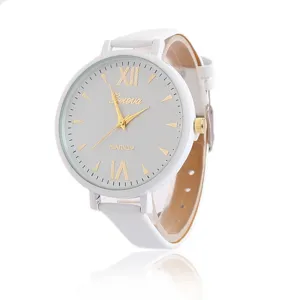 Modische Damen Quarzuhr mit weißem Lederarmband, großem Zifferblatt und goldenen Ziffern.