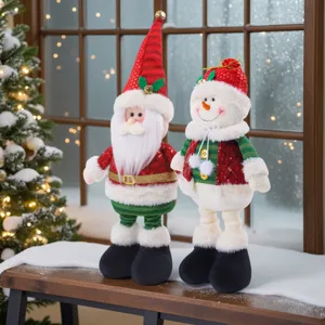 Primo piano dettagliato di simpatici bambole di Babbo Natale e pupazzo di neve, festa.