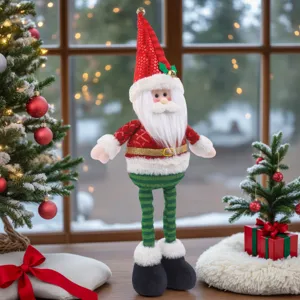 Vista dettagliata di un ornamento di peluche di Babbo Natale con gambe lunghe per Natale.