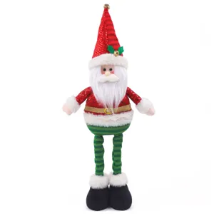 Primo piano dettagliato di una bambola di Babbo Natale in peluche con gambe lunghe.
