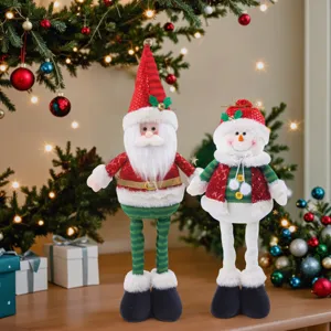 Vista dettagliata di peluche natalizi, con simpatico Babbo Natale e pupazzo di neve.