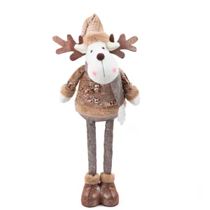 Dettaglio di bambola renna di peluche natalizia, ornamento gambe lunghe, decorazione casa.