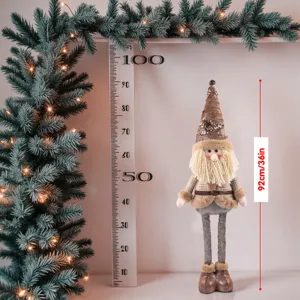 Vista dettagliata della decorazione della bambola natalizia a gambe lunghe con cappotto a quadri.