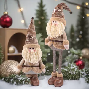Affascinanti statuette di gnomi natalizi in peluche marrone con gambe lunghe e cappelli.