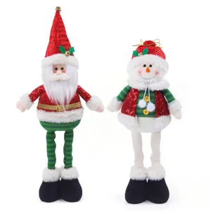 Vista dettagliata di bambole natalizie di peluche con Babbo Natale e pupazzo di neve con gambe.