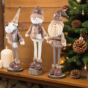 Grazioso set di decorazioni natalizie per bambole peluche a gambe lunghe e pupazzo.