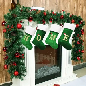 Grüne Samt bestickte Buchstaben große Weihnachtssocke Geschenktüte Detailansicht feine Textur.