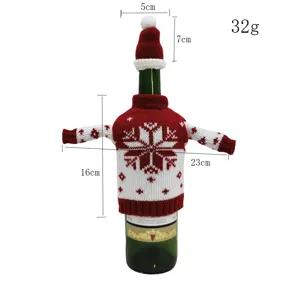 Housse de bouteille de vin tricotée de Noël avec design de pull et bonnet de fête.
