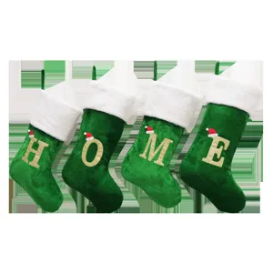 Details zu grünen Plüsch Weihnachtssocken mit HOME Buchstaben und große Weihnachtsdeko.
