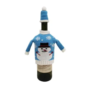 Gros plan détaillé de la housse de bouteille de vin de Noël en tricot bleu avec bonhomme.