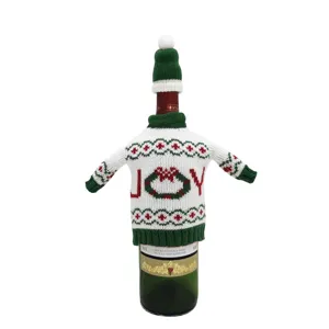 Vue détaillée de la housse de bouteille de vin de Noël tricotée avec un motif festif.