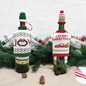 Housse de bouteille de vin de Noël en tricot avec pull et bonnet pour décoration de table.