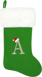 Grüner Weihnachtssocken Detail aus Samt mit weißem Kunstfellbund und gesticktem Buchstaben A.