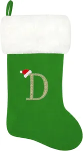Detailaufnahme des gruenen Samt Weihnachtsstrumpfs mit weissem Plueschrand und dem Monogramm D.