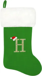 Grüner Samt Weihnachtsstrumpf mit weißem Plüschbündchen und Glitzer Buchstabe H für Dekoration.