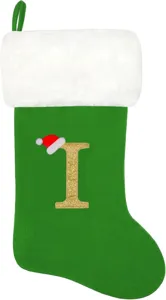 Grüner Weihnachtssocken aus Samt mit goldenem Glitzer-Anfangsbuchstaben I und Plüschrand.