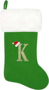 Grüner Samt Weihnachtsstrumpf mit weißem Kunstfellbündchen und gesticktem Buchstaben K.
