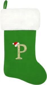 Grüner Weihnachtssocke Detail mit gesticktem Buchstaben P und weisser Plüschstulpe Hut.