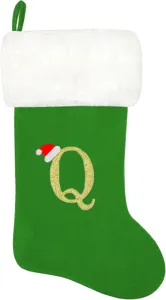 Grüner Samt Weihnachtssocke mit weißer Plüschstulpe und Glitzer Buchstabe Q für Festtag.