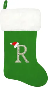 Grüner Weihnachtssrumpf Detail mit weißem Kunstfellbündchen und gesticktem Buchstaben R.
