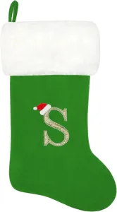 Grüner Weihnachtssocken aus Plüsch mit weißem Bund, besticktem goldenen Buchstaben S und Mini-Mütze.