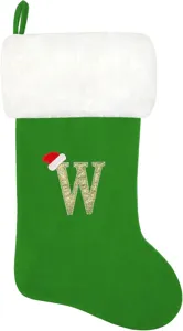 Detailansicht des grünen Weihnachtsstrumpfes mit weißem Plüschrand und besticktem Buchstaben W.