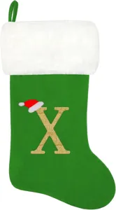 Detailansicht des grünen Weihnachtsstrumpfs mit weißem Plüschrand und goldenem Buchstaben.