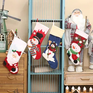 Nahaufnahme der bestickten Weihnachtssocken mit niedlichen Schneemann und Weihnachtsmann Mustern.