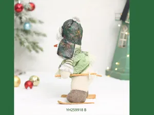 Vista detallada de figura de muneco de nieve navidena con gorro verde y esquis, decoracion festiva.