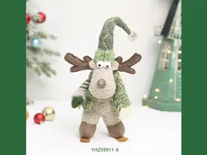 Primer plano detallado de la bonita muñeca de peluche de reno navideño con esquís y gorro verde.