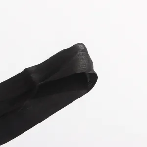 Gros-plan détail du ruban en tissu métallique noir et de sa texture pour robe d'été.
