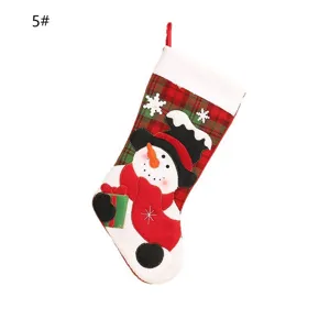 Weihnachtssocke Detailansicht, karierter Stoff mit Schneemann und Geschenk für Feiertage.