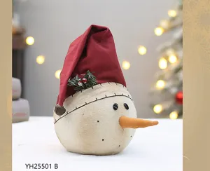 Primo piano dettaglio di bambola pupazzo di neve in lino retrò con cappello rosso