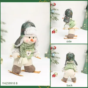 Muñeco de nieve de peluche verde de Navidad decoración con esquís y sombrero festivo.