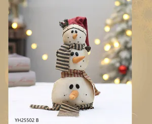 Vista dettagliata di un simpatico pupazzo di neve in juta peluche decorazione natalizia.