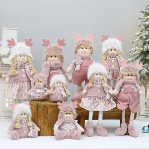 Dettaglio bambola di Natale in peluche rosa, decorazione da scrivania festiva e morbido ornamento