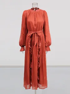 Robe maxi vintage française à manches longues avec ceinture nouée et fil métallique brillant.