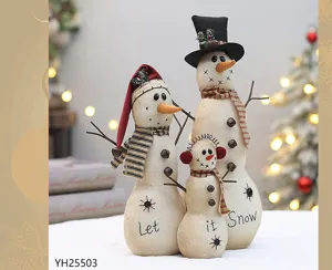 Vista dettagliata di ornamenti di bambole di pupazzo di neve in lino per decorazioni natalizie.